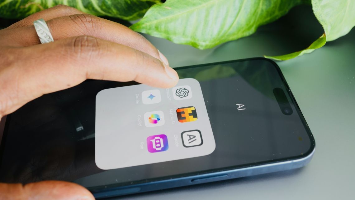 Utilização de apps móveis em risco com aumento de assistentes de IA